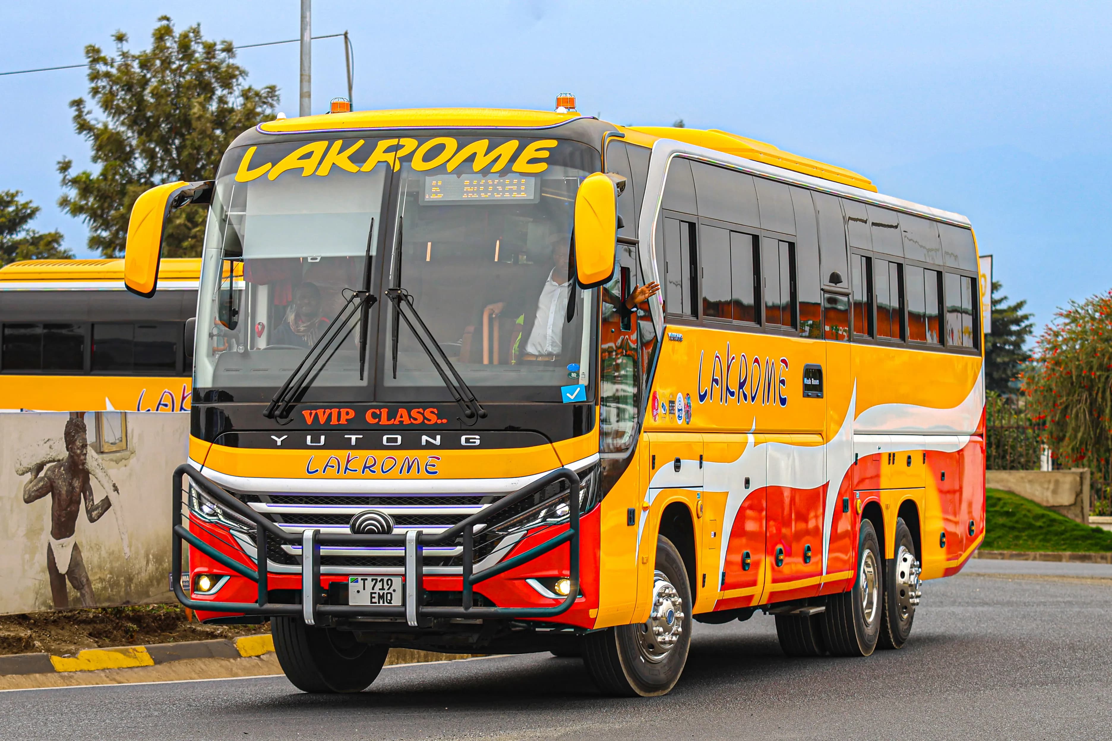 Lakrome coach on the road